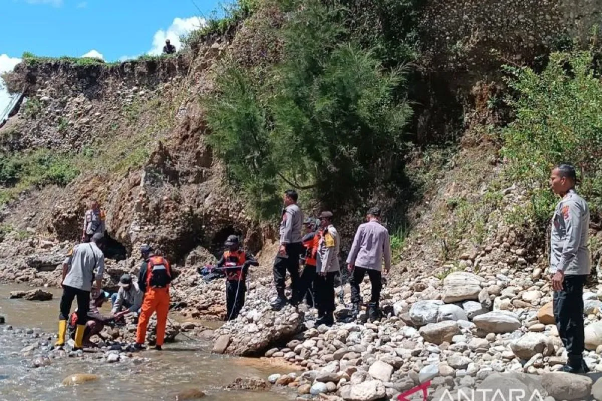 Foto: 24 Korban Tenggelam Sungai Uwe Wamena Berhasil Dievakuasi | Pifa Net