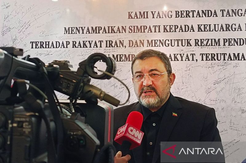 Arsip foto - Duta Besar Iran untuk Indonesia Mohammad Boroujerdi memberikan pernyataan kepada awak media di kediamannya di Jakarta (3/7/2025). ANTARA/Asri Mayang Sari/aa.