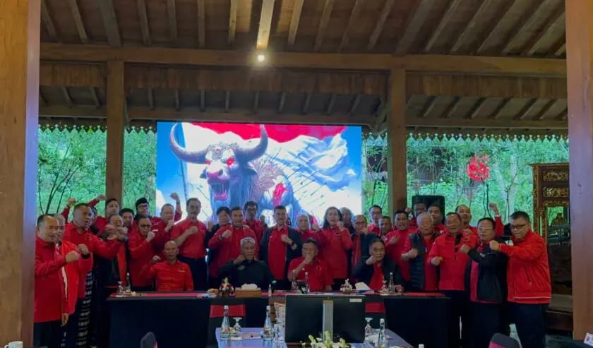 Momen keluarga besar PDIP di DPP usai siaran langsung pemecatan Jokowi, Gibran, dan Bobby Nasution. (Dok. Istimewa)