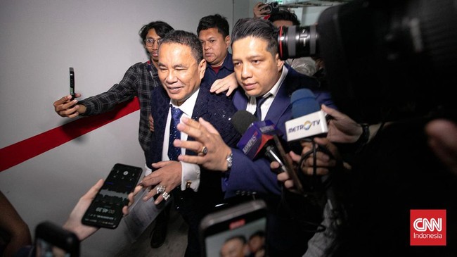 Foto: Hotman Paris Cerita Perjuangan Obati Saraf Kejepit, dari Pijat hingga Operasi di Singapura | Pifa Net