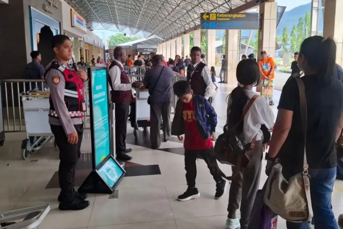 Personel Polres Jayapura melakukan di Bandara Internasional Sentani Jayapura. ANTARA/HO-Humas Polres Jayapura