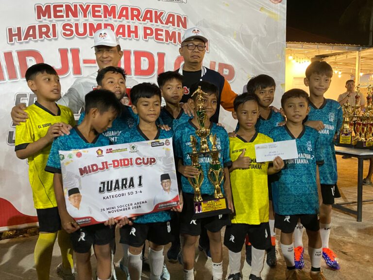 Foto: Didi Haryono Serahkan Hadiah Midji-Didi Cup 2024, Dorong Semangat Atlet Muda Kalbar | Pifa Net