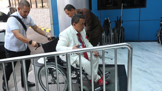Foto: Hotman Paris Umumkan Mundur Jadi Pengacara Febrie Adriansyah dari Kursi Roda | Pifa Net
