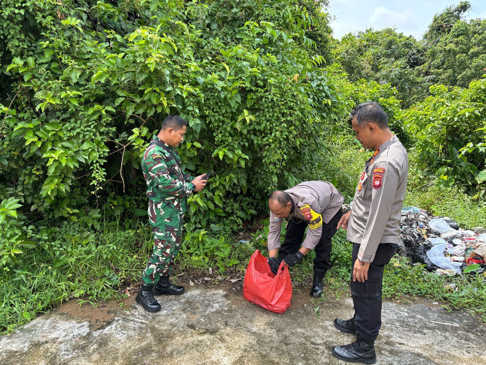 Foto: Pemulung Temukan Mayat Bayi Dalam Kantong Plastik di Komplek Perumahan Untan Pontianak | Pifa Net
