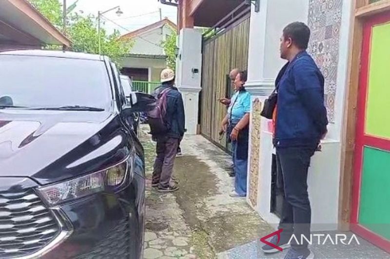 Foto: KPK Geledah Rumah Kadis PUPR Kota Madiun Terkait Kasus Gratifikasi Maidi | Pifa Net