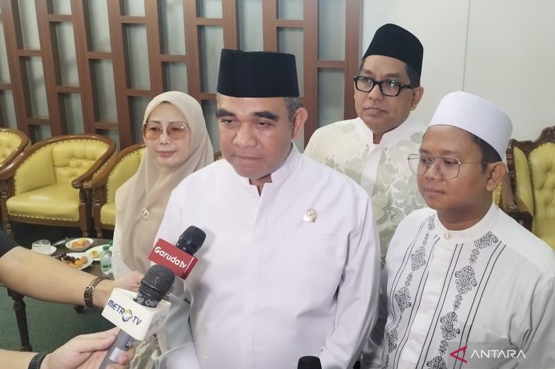 Ketua MPR RI Ahmad Muzani saat diwawancarai di Jakarta, Minggu (22/2/2026). (ANTARA/Bagus Ahmad Rizaldi)