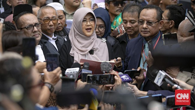 Foto: Hakim Kabulkan Eksepsi dr Tifa, Sidang Kasus Dugaan Fitnah Ijazah Jokowi Dihentikan | Pifa Net