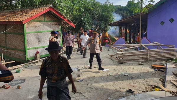 Foto: Warga Ngamuk! Polisi Amankan Pimpinan Ponpes Bani Ma'mun Terkait Dugaan Pencabulan Santriwati di Serang | Pifa Net