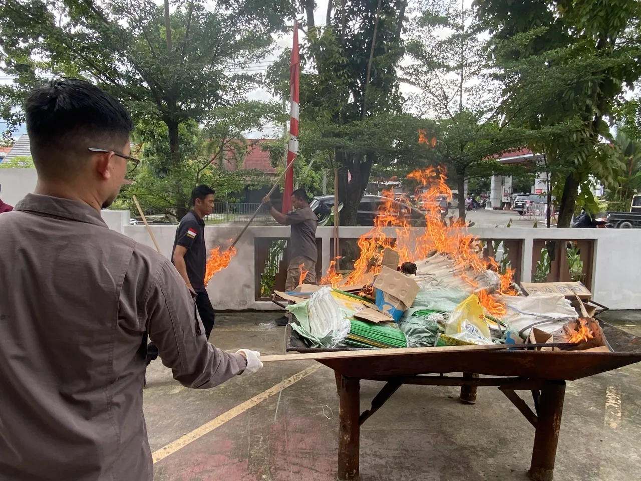 Foto: Kejari Pontianak Musnahkan Barang Bukti 95 Perkara, Termasuk Sabu, Sajam, dan 19 Ton Beras Oplosan | Pifa Net