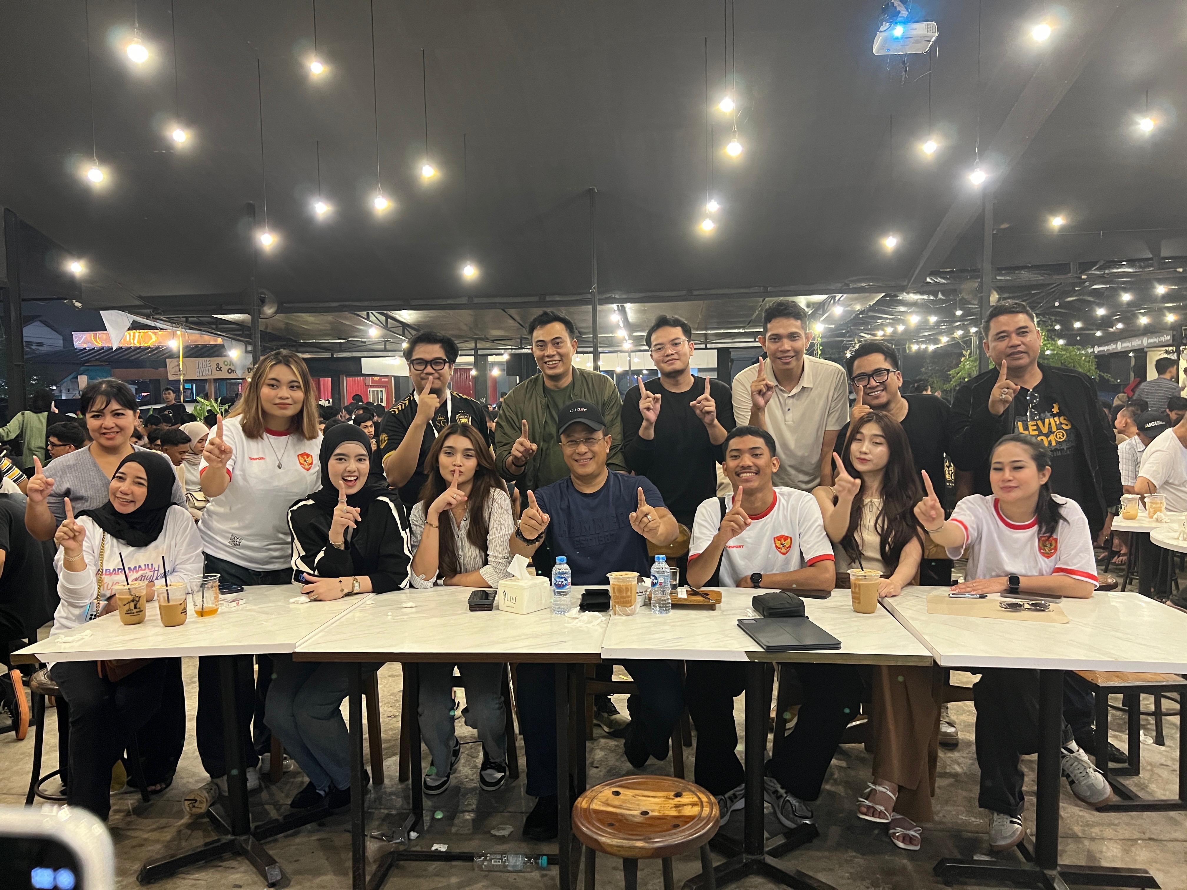 Foto: Semangat Kebersamaan: Didi Haryono Gelar Nobar Timnas Indonesia Bersama Milenial Pontianak | Pifa Net