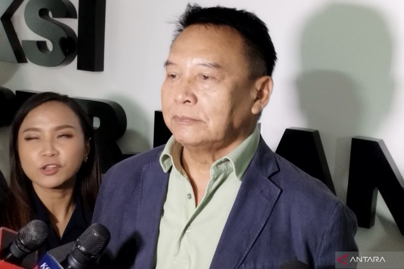 Anggota Komisi I DPR RI TB Hasanuddin di kompleks parlemen, Jakarta, Selasa (12/8/2025). (ANTARA/Bagus Ahmad Rizaldi)