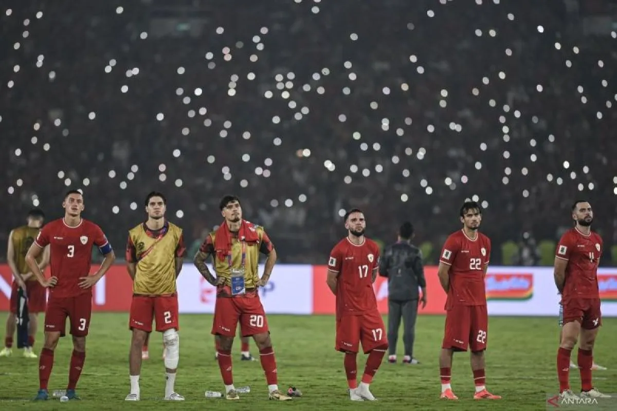 Pesepak bola Timnas Indonesia (dari kiri ke kanan) Jay Noah Idzes, Kevin Diks, Shayne Pattynama, Calvin Verdonk, Nathan Tjoe A On dan Jordi Amat berdiri di tengah lapangan usai bertanding melawan Timn