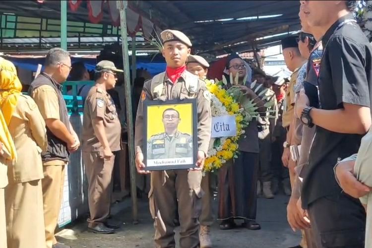 Foto: Gugur Saat Evakuasi ODGJ, Anggota Satpol PP Kebumen Dimakamkan Secara Kedinasan | Pifa Net