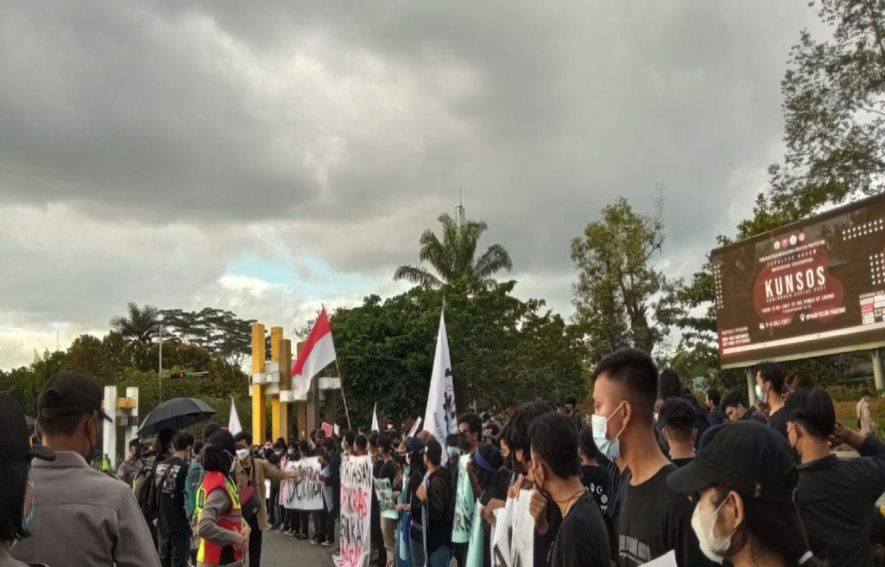 Foto: Aliansi BEM Se-Untan Gelar Aksi Pembatasan Demokrasi Berskala Besar di Digulis | Pifa Net