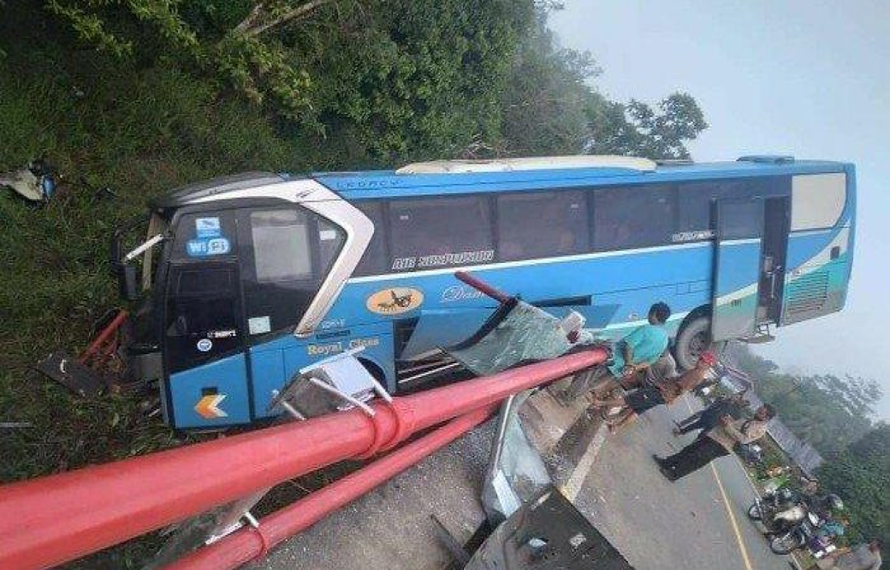 Foto: Bus Pontianak-Putussibau Alami Laka Tunggal | Pifa Net