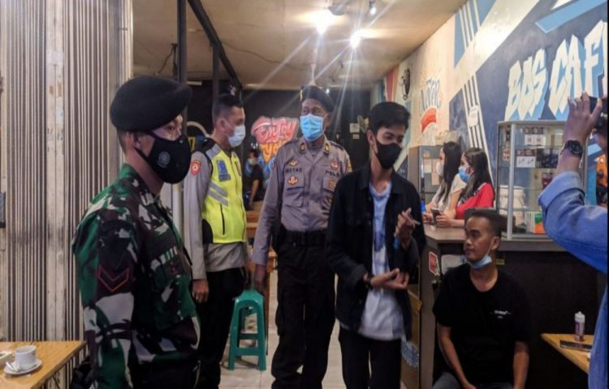 Foto: Pelaku Usaha Non Esensial Yang Masih Bandel, Dapat Dijerat Pidana | Pifa Net