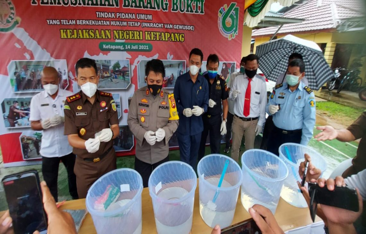 Foto: Kejaksaan Negeri Ketapang Musnahkan BB Narkotika, Terbanyak Sabu: 84,30 Kg | Pifa Net