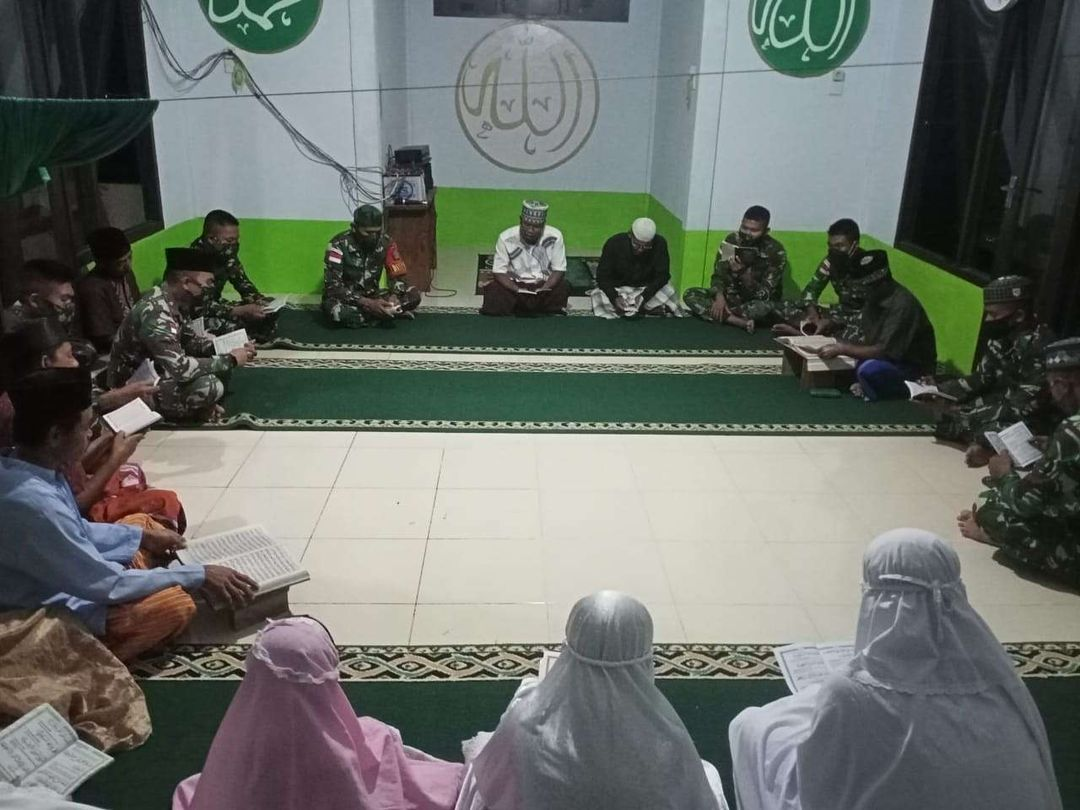 Foto: Pererat Tali Silaturahmi, Satgas Pamtas Adakan Yasinan Bersama Warga Perbatasan Sambas | Pifa Net