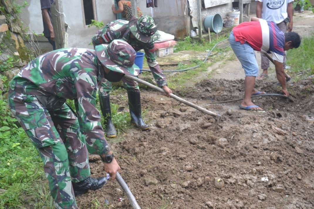 Foto: Bantu Masyarakat, Satgas Pamtas Yonif Mekanis 643/WNS Gotong Royong Bersihkan Material Longsor | Pifa Net