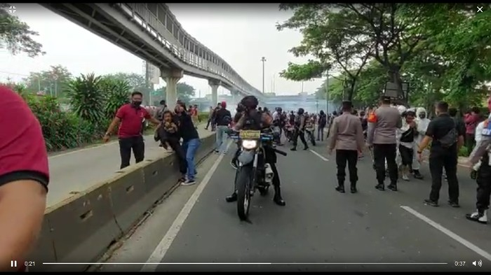 Foto: Putusan Banding Ditolak, Demonstran Pendukung HRS yang Ricuh Dibubarkan Polisi | Pifa Net
