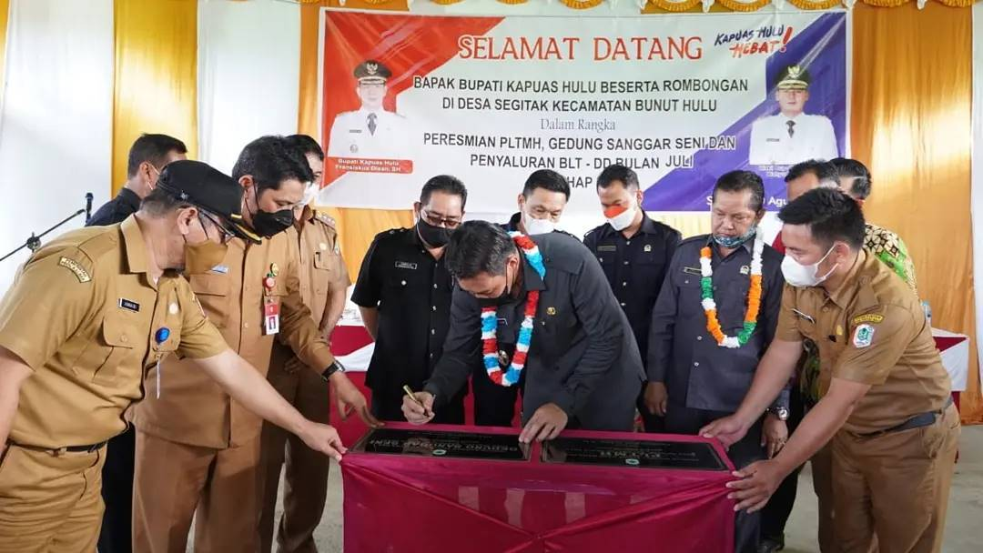 Foto: Bupati Kapuas Hulu Resmikan Penggunaan PLTMH di Desa Segitak Bunut Hulu | Pifa Net