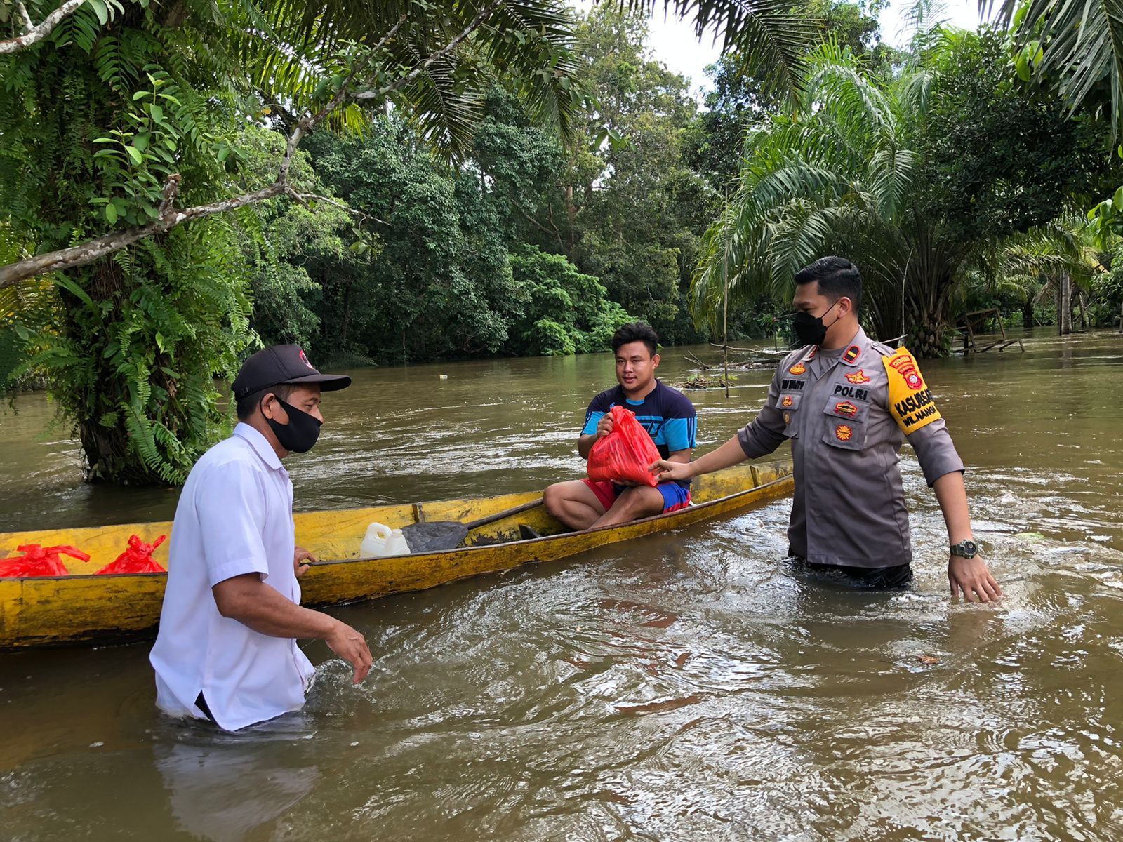 Foto: Aksi Heroik Kapolsek Tayap, Terjang Banjir Demi Kirimkan Sembako Untuk Warga Pelosok Desa | Pifa Net