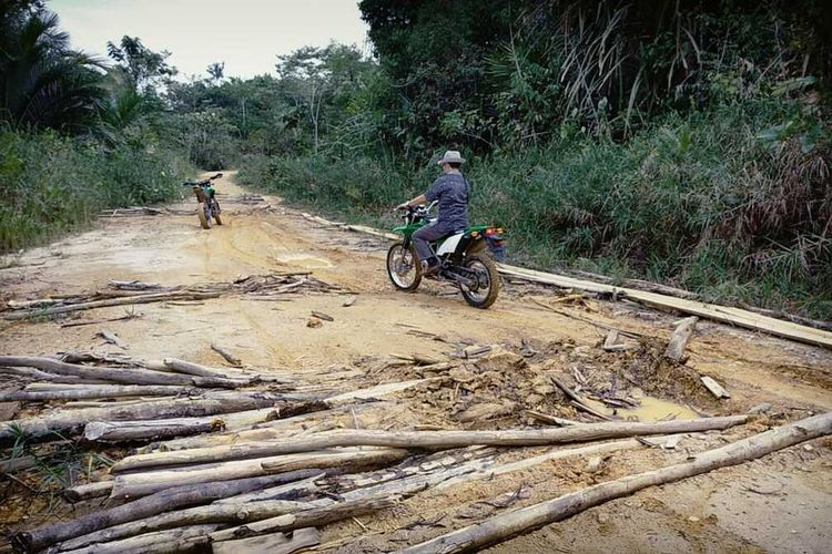 Salah satu ruas Jalan di Kabupaten Bengkayang, Tepatnya di di Dusun Sentebang, Desa Sekida, Kecamatan Jagoi Babang, Foto: Kompascom