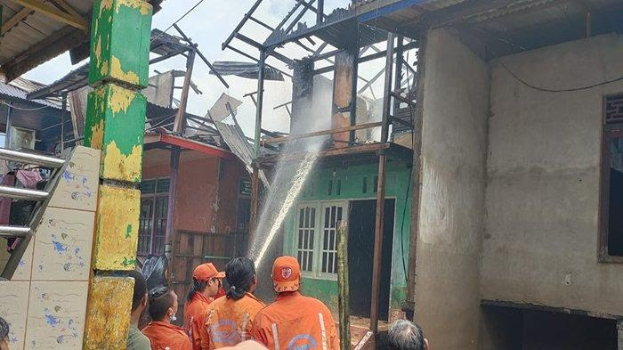 Foto: 3 Unit Rumah Di Melawi Dilahap Si Jago Merah | Pifa Net