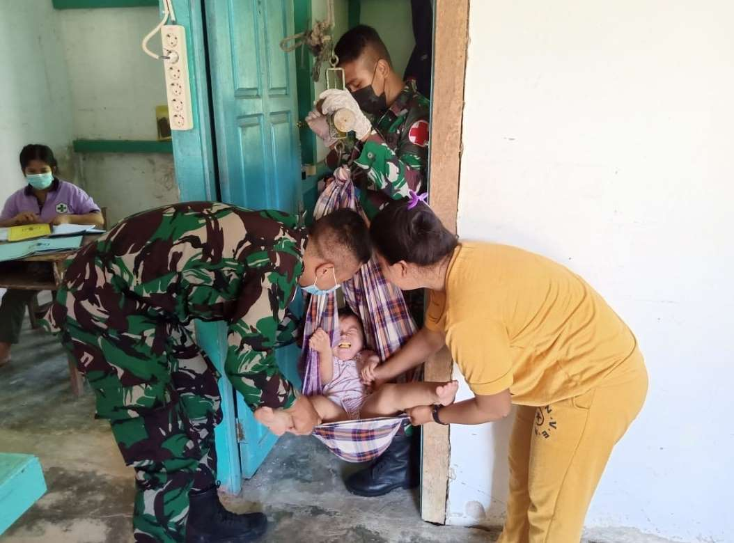 Foto: Tingkatkan Kekebalan Tubuh Balita, Satgas Pamtas TNI Di Perbatasan Jagoi Babang Bantu Puskesmas Gelar Posyandu | Pifa Net