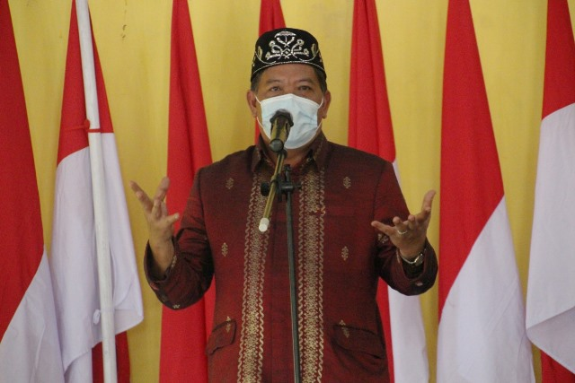 Foto: Bupati Sanggau Imbau ASN dan Masyarakat Pakai Batik Sabang Merah | Pifa Net