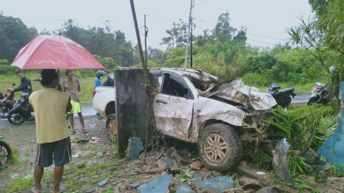 Foto: Mitsubishi Strada Warna Putih Tabrak Pagar Rumah Warga di Melawi | Pifa Net