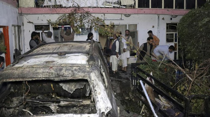 Kondisi Kendaraan Warga Sipil Afghanistan yang Terkena Serangan Drone AS, Foto: AP Photo/Khwaja Tawfiq Sediqi