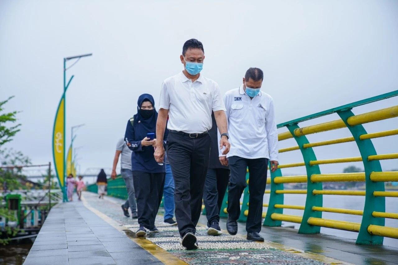 Foto: Wako Pontianak Edi Kamtono Menilai Waterfront Sungai Kapuas Dongkrak Perekonomian Warga | Pifa Net