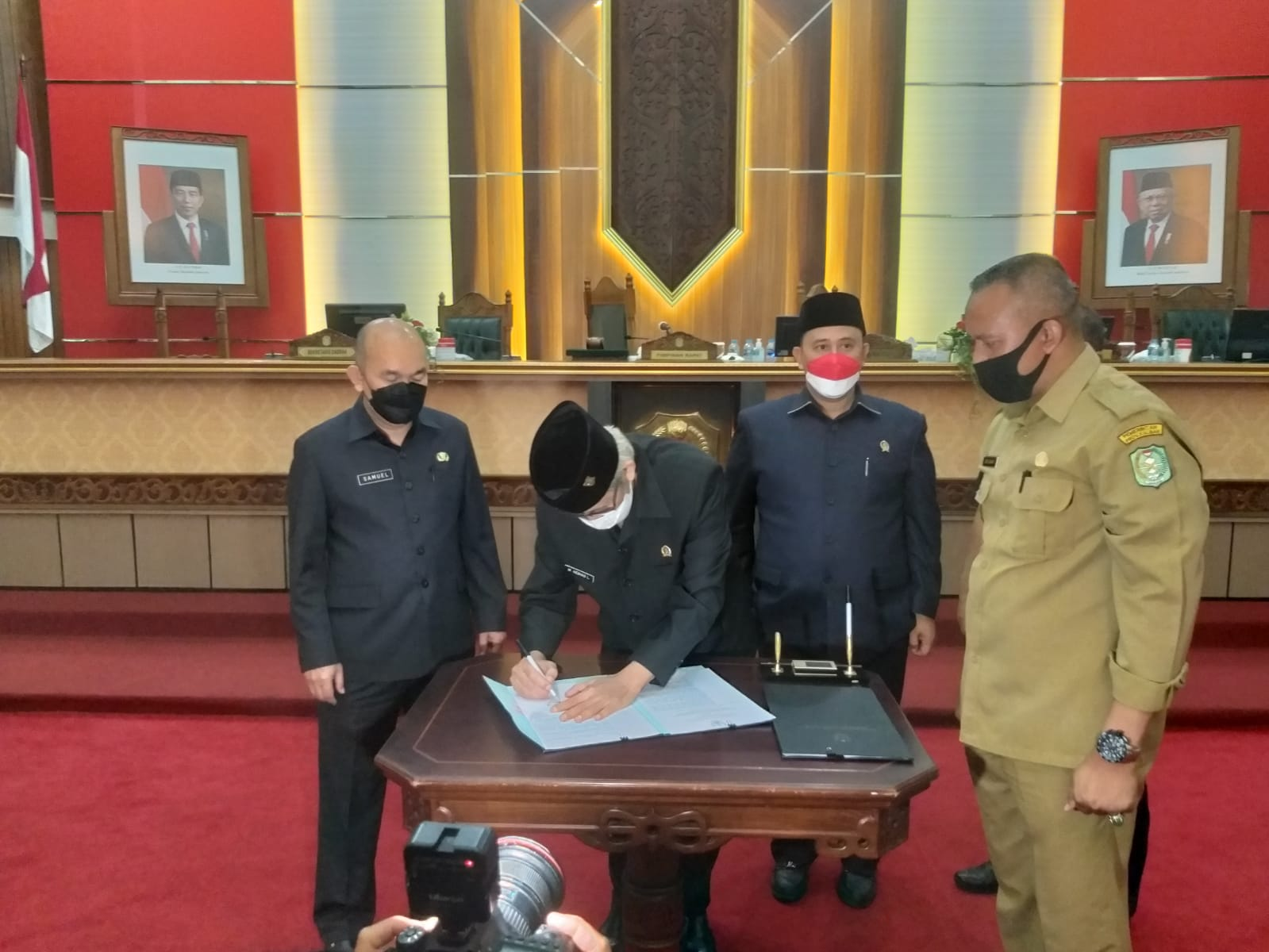 Foto: Raperda Perubahan APBD KALBAR Tahun 2021di Setujui 8 Fraksi | Pifa Net