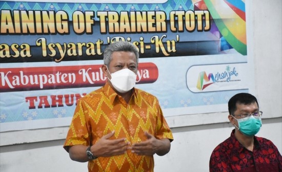 Foto: Peduli Inklusi, Pemkab KKR Buka Kelas ToT Bahasa Isyarat | Pifa Net