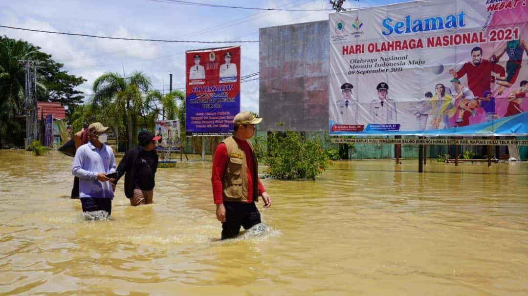 Foto: Turun Langsung Pantau Banjir, Bupati Kapuas Hulu Berharap Banjir Segera Surut | Pifa Net