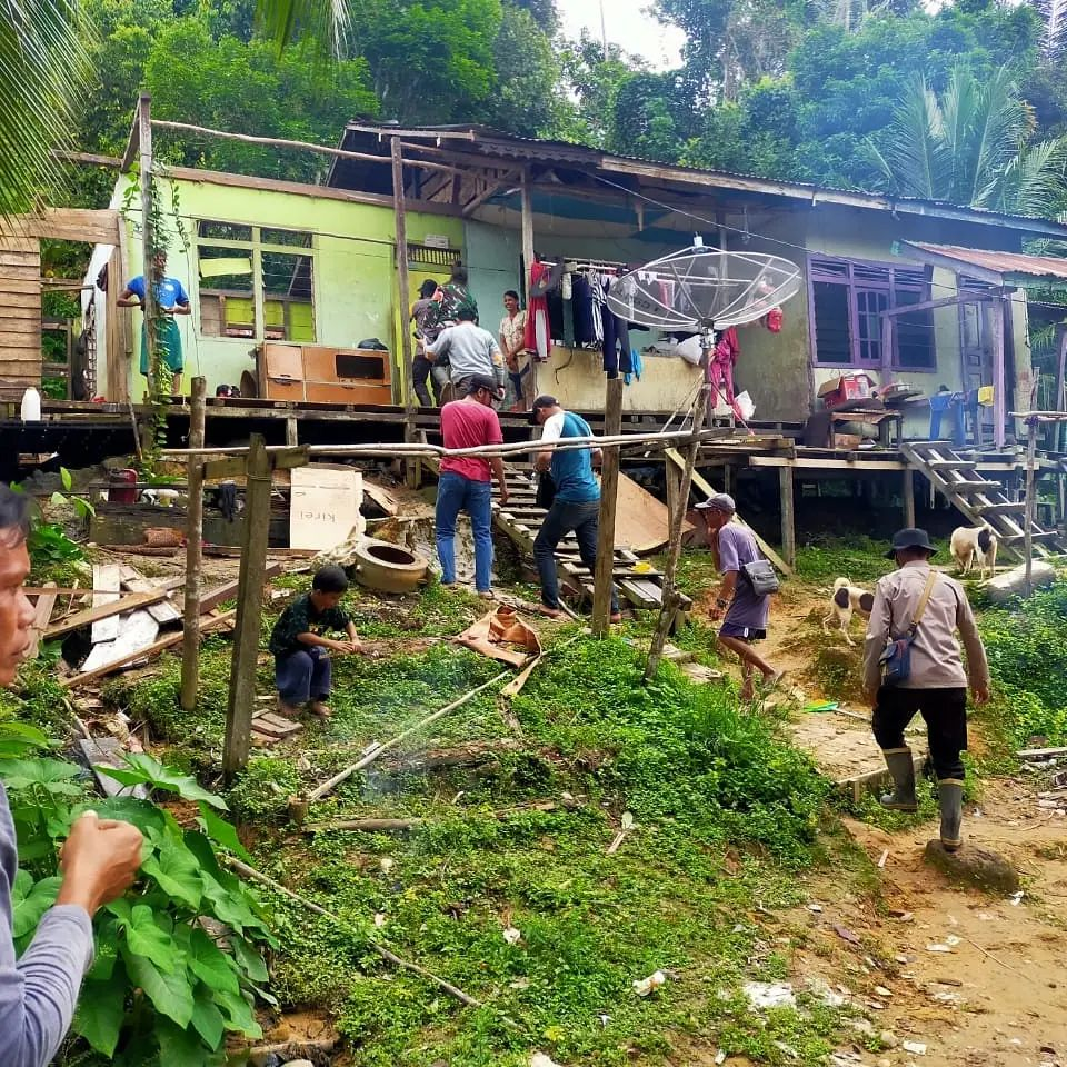 Foto: Longsor di Melawi, Babinsa Koramil 18/Menukung Bantu Evakuasi | Pifa Net