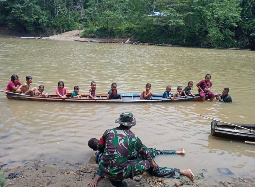 Foto: Satgas Pamtas TNI di Entikong Ajarkan Anak-anak Berenang | Pifa Net