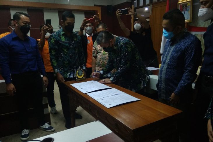 Foto: Pemkab KKR Optimalkan Kesejahteraan Buruh Bongkar Muat Gudang | Pifa Net