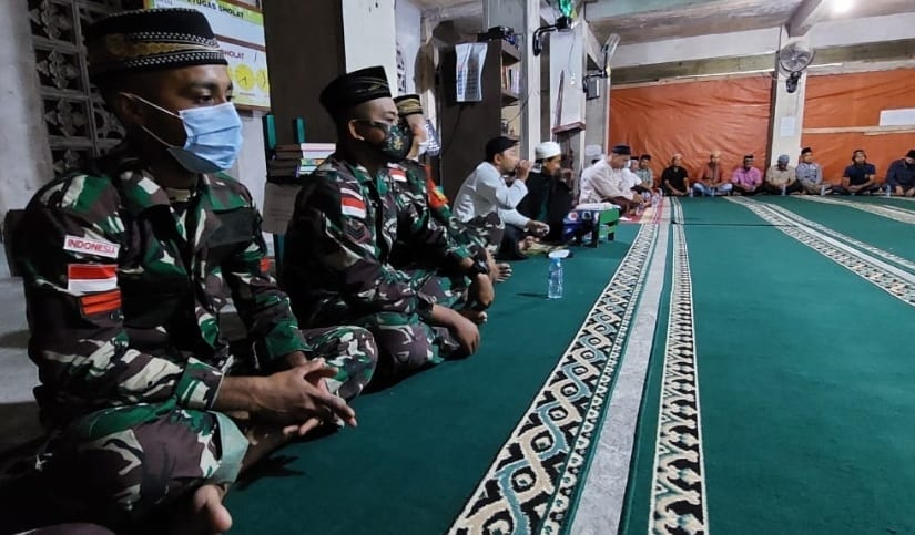 Foto: Peringati Maulid Nabi Muhammad SAW, Satgas Pamtas Yonif Mekanis 643/Wns Doa Bersama & Berikan Bantuan Al-Quran | Pifa Net