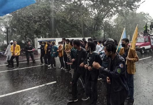 Foto: 2 Tahun Pemerintahan Jokowi dan Ma’ruf Amin, BEM SI Gelar Demonstrasi Walaupun Diguyur Hujan | Pifa Net
