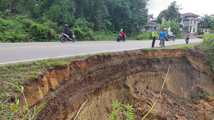 Foto: Curah Hujan Tinggi, Tebing di Jalan Nasional Jenderal Sudirman Sanggau Alami Longsor | Pifa Net