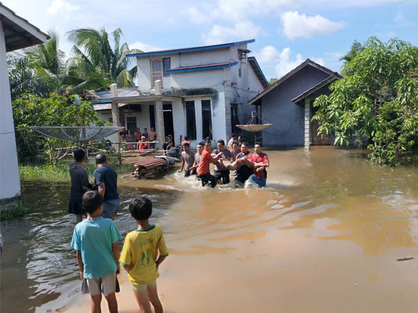 Foto: Banjir  di Sekadau Telan Korban Jiwa | Pifa Net