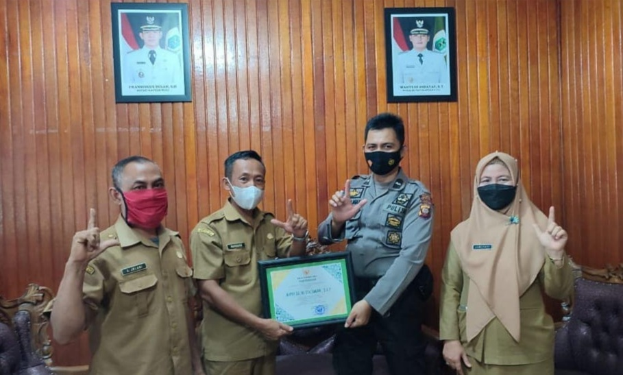 Foto: Dampingi Masyarakat Giatkan Literasi, Aipda Belmi Raih Penghargaan Bupati Kapuas Hulu | Pifa Net