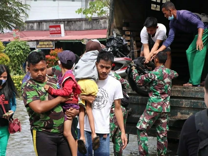 Foto: Kodim 1205/Sintang Kerahkan Personel Bantu Penanganan Korban Banjir | Pifa Net