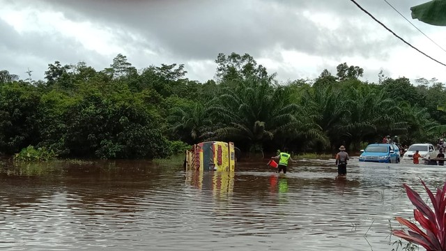 Foto: Banjir Hampir Lumpuhkan Akses Jalan Trans Kalimantan di Sekadau | Pifa Net