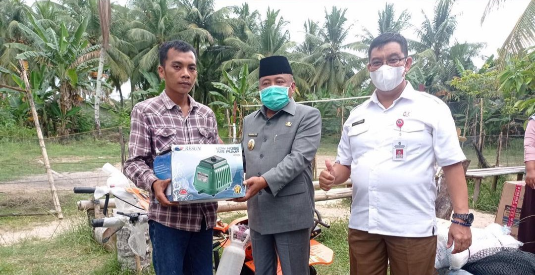 Foto: Pemkab Mempawah Salurkan Bantuan Hibah Sarana Perikanan | Pifa Net