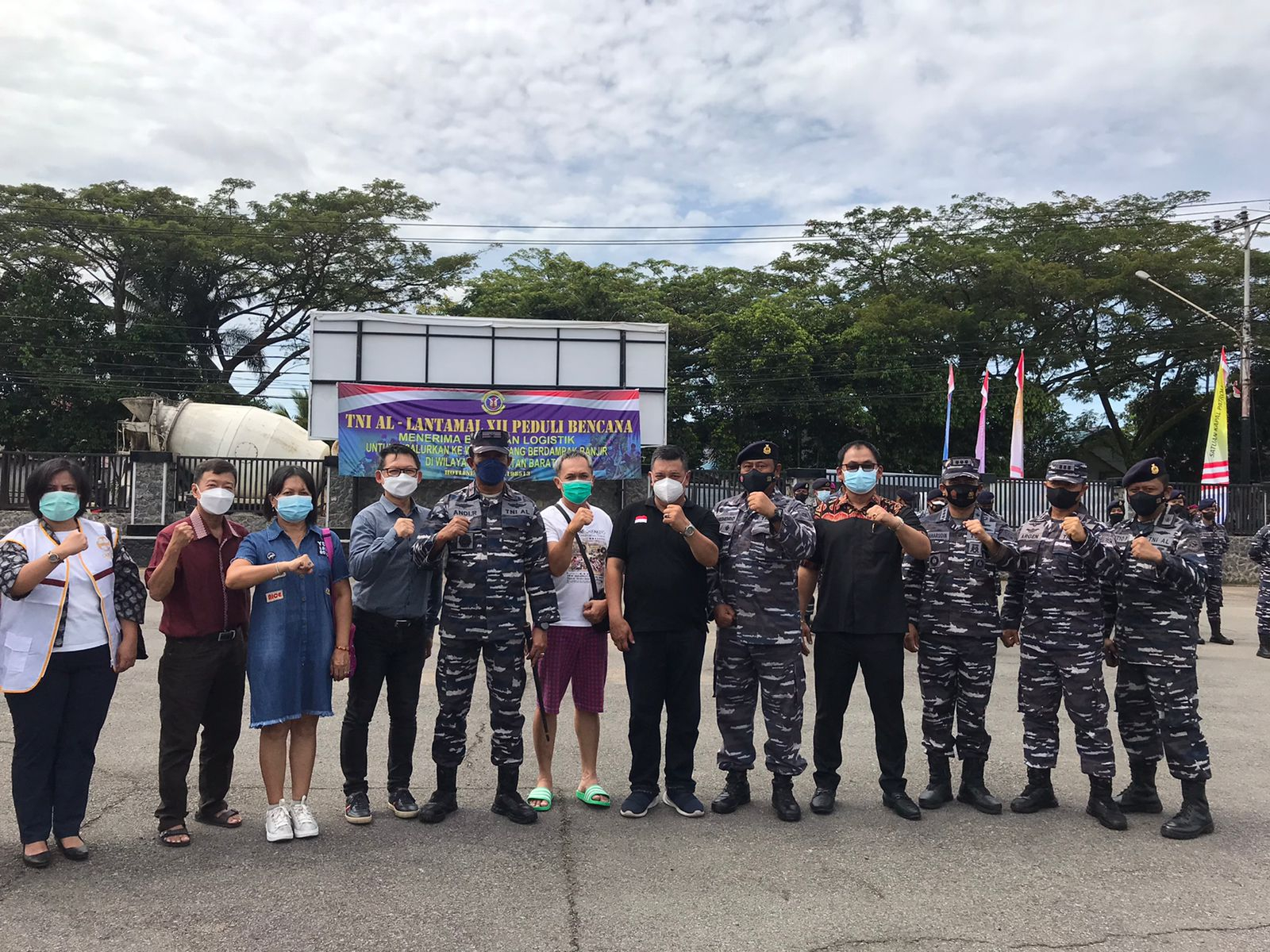Foto: TNI AL- Lantamal XII Pontianak Salurkan Ratusan Logistik ke Kabupaten Sintang | Pifa Net