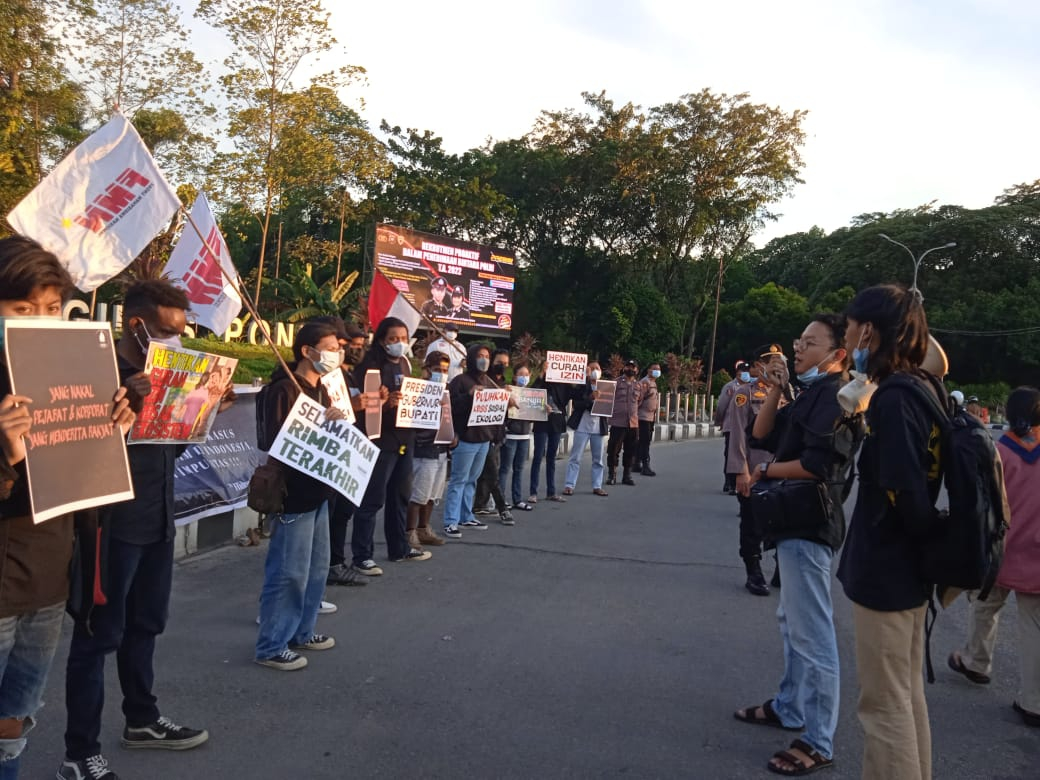 Foto: Aliansi Kamisan Pontianak Suarakan Isu Lingkungan Hingga Permendikbud No 30 Pencegahan & Penanganan Kekerasan Seksual di Kampus | Pifa Net