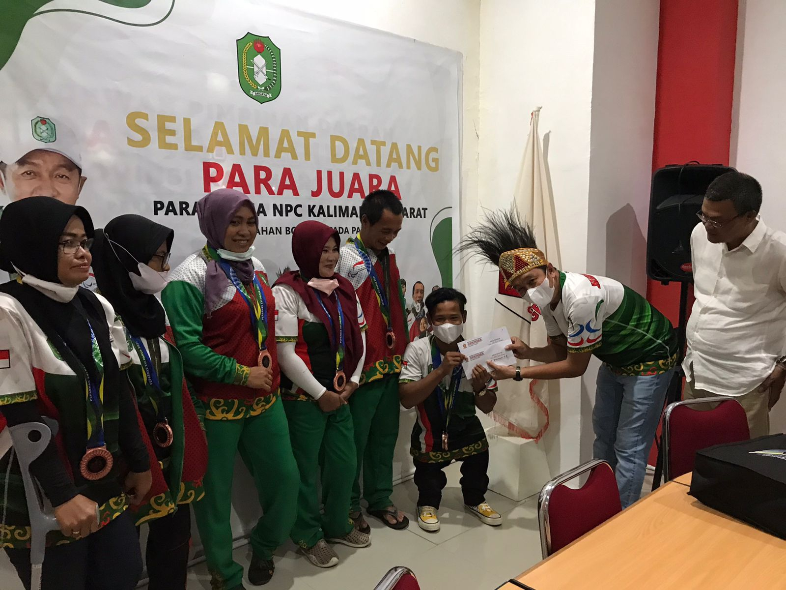Foto: Tunaikan Janji, Pembina NPC Kalbar Yuliansyah Berikan Bonus 24 Atlet. | Pifa Net